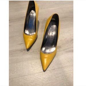 Cutest Marc Fisher yellow pumps